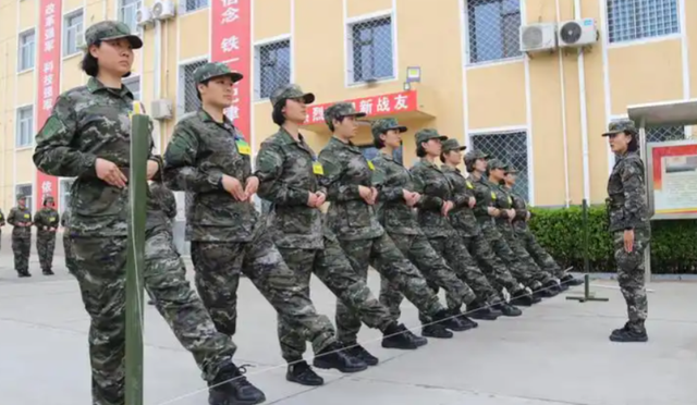 女民兵李思颖阅兵回家后仅半天，又官宣新身份，太牛了，全网恭喜