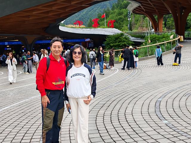 四川旅游：三游人间仙境九寨沟（图）