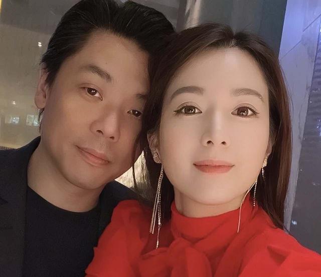 香港知名女星正式离婚，颜值高身边不缺追求者，享受单身生活