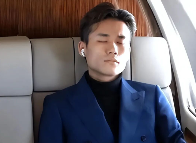 5年前	，靠倒卖口罩一年赚60亿元，住5万一夜酒店的他，如今咋样了