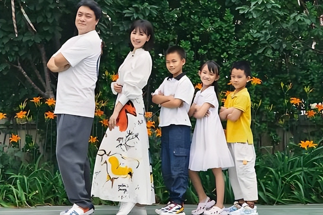 她19岁与导演私奔，在地下室裸婚连生3胎，今被丈夫用9部剧捧红