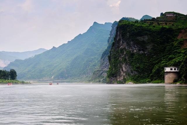 鸭绿江羊鱼石漂流景区，体验全国唯一界江漂流，两国风情尽收眼底
