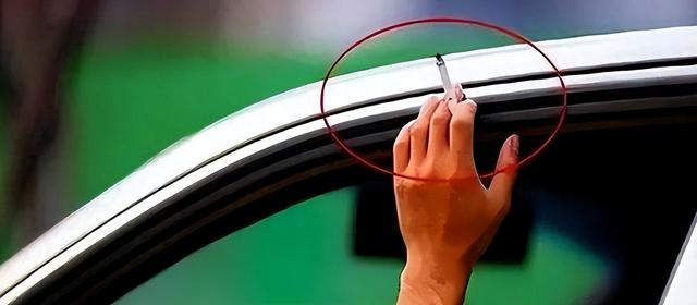 川藏线上的司机为何总要点烟扔出窗外？藏民：扔烟的都是聪明人