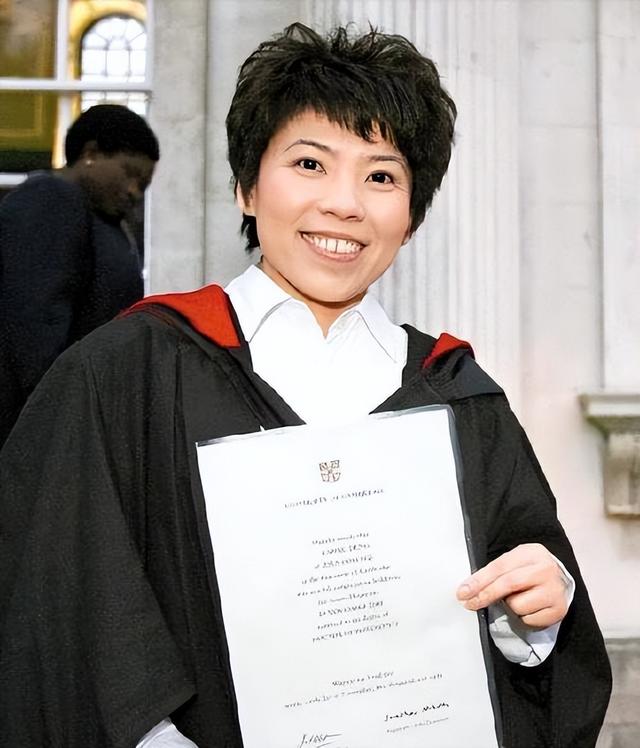 败光20亿、国籍问题、向洋人下跪，邓亚萍身上的标签到底是真是假