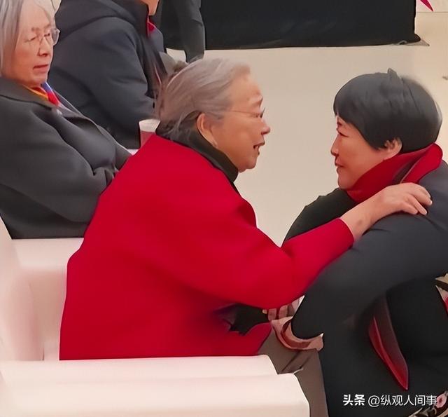 北京这一夜，穿起球毛衣的83岁戏骨，给拿20万包的章子怡上了一课