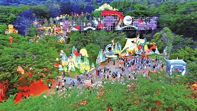 凭来青登机牌半价逛灯会 外地游客“晒”专属福利 游园赏灯寻光影韵味