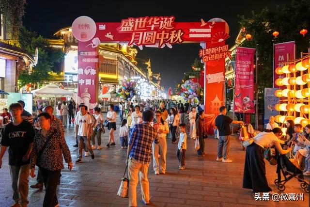 嘉州味・双节乐丨夜游苏稽热度攀升，各地游客沉醉古镇魅力