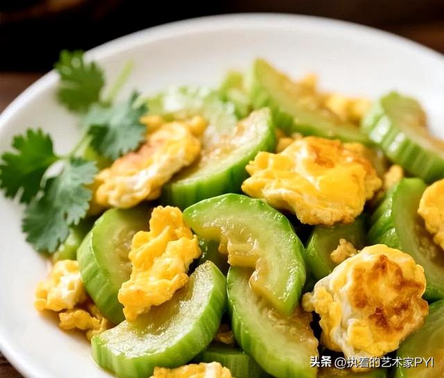 丝瓜大量上市！提醒：二者万不可同吃，夏天正吃丝瓜时，牢记禁忌