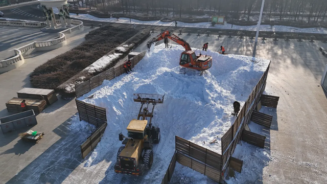 大雪人“开工”！超萌迎客大使“雪人先生”开始堆砌