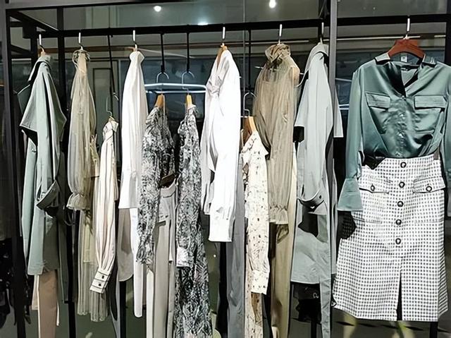 高三女生请假时遭班主任多次搂抱！校外公园还被 "指导动作"，更多女生站出来：他也这样对过我