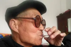 2020年，女子电动车停路边，醉酒老头撞上身亡，法院怎么判？图片