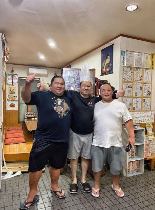 安徽小伙到日本开餐厅年入百万，娶小7岁美娇妻，定居日本23年
