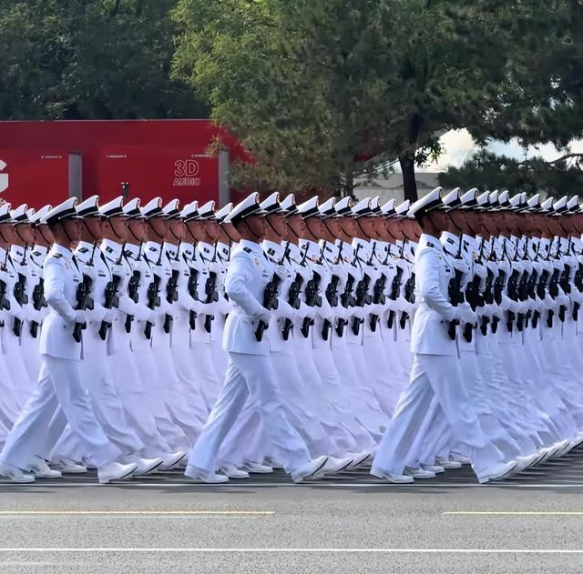 九三阅兵后李依潼火了！女兵领队神似周涛，身份曝光，果然不一般