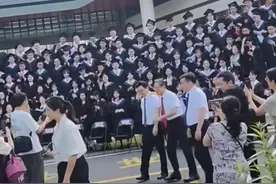 钟南山院士现身广医2024毕业典礼，步履蹒跚，让人心疼图片
