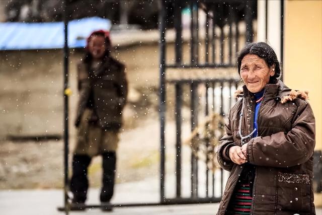 冰川秘境！探访来古冰川群：蓝冰洞、冰塔林，纯净如外星世界