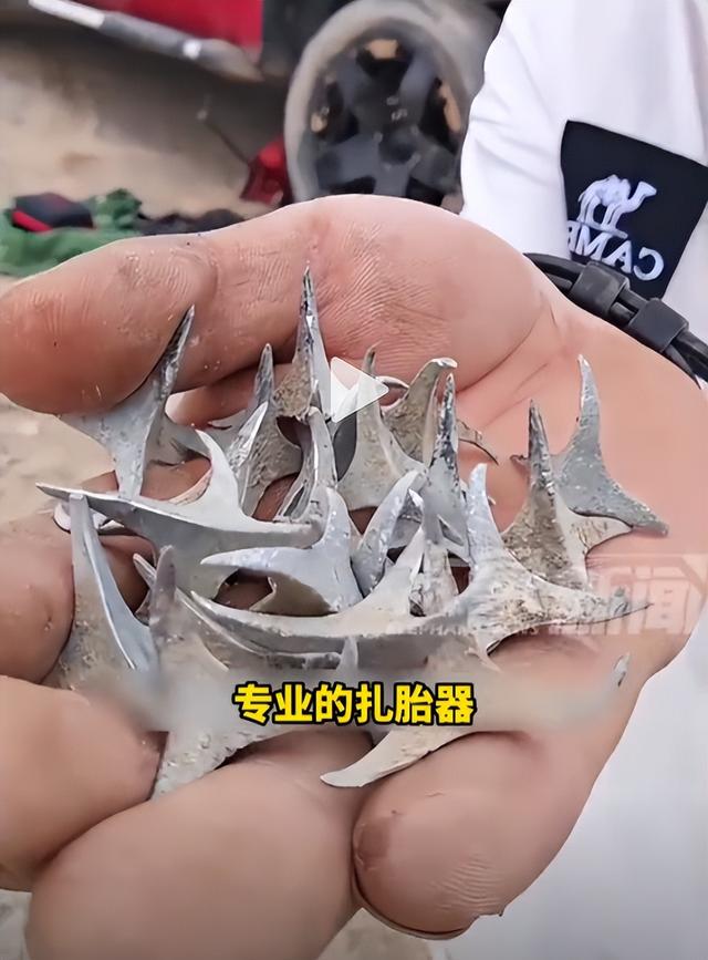 青海游客骑行被暴打后续，牧民凶神恶煞，拦路辱骂扇脸，原因曝光