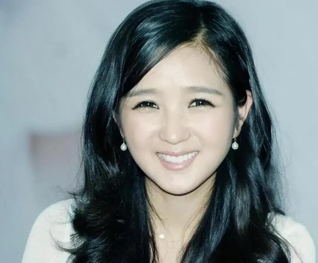 39岁何洁演唱会状态曝光	，肚子三层肉腋下勒出副乳，养4娃显疲惫