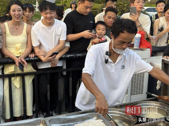 从晓华理发店到“鸡排哥”，网红热潮退去后，我们在寻找什么？