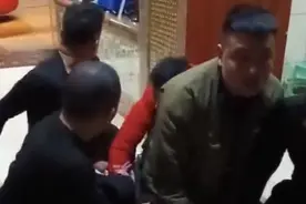 特警队员返乡结婚 见义勇为赤手夺刀图片