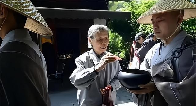 太嚣张！浓妆艳抹饮酒作乐，五台山美貌“尼姑”何以如此放肆？