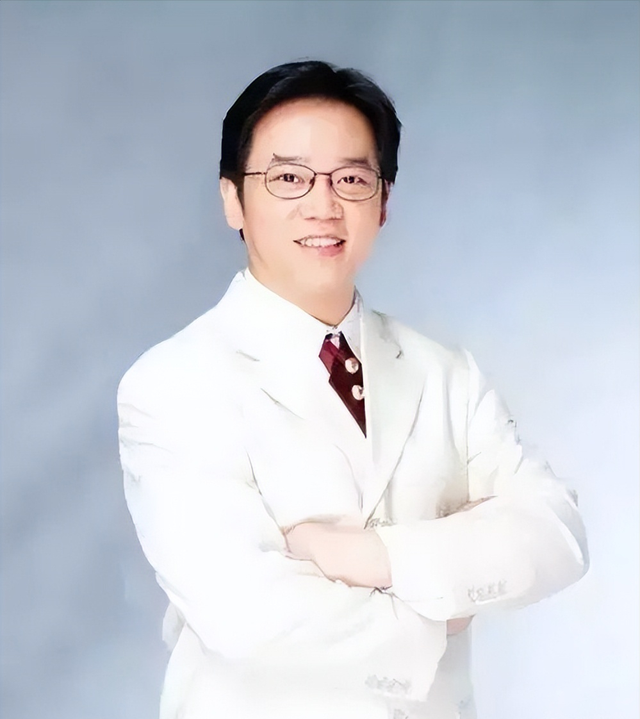 刚出狱就带全家出国潇洒，坐头等舱吃大龙虾，前主持人陈维聪火了