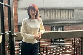 67岁郑裕玲现身上海，脸歪瘦得皮包骨，还去打卡肖战大屏图片
