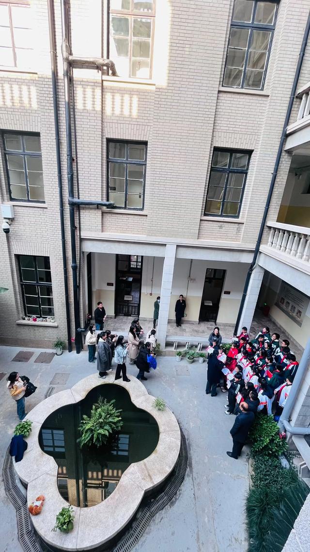 参观八路军、新四军驻武汉办事处旧址。