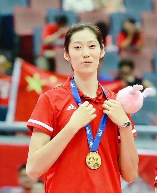 “远走”意大利10个月，官媒揭开朱婷真实处境，郎平说的一点没错