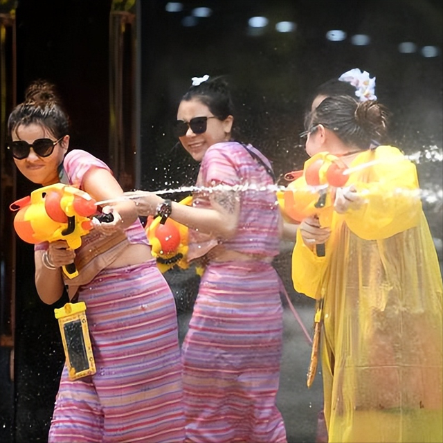 滚出中国！云南泼水节炸出一群“男流氓”，当众扒衣喷私处太龌龊