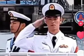 老师偶遇昔日学生，轻唤名字，转身敬礼，20万网友感动泪目！图片