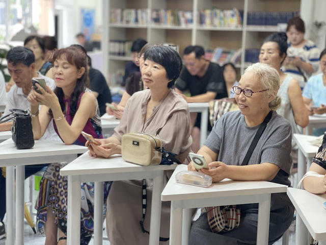 皇姑区陵东街道未来社区开展智能手机应用公开课