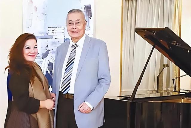 三婚娶小37岁徒弟，81岁生女，84岁生儿，如今住美国豪宅好不惬意