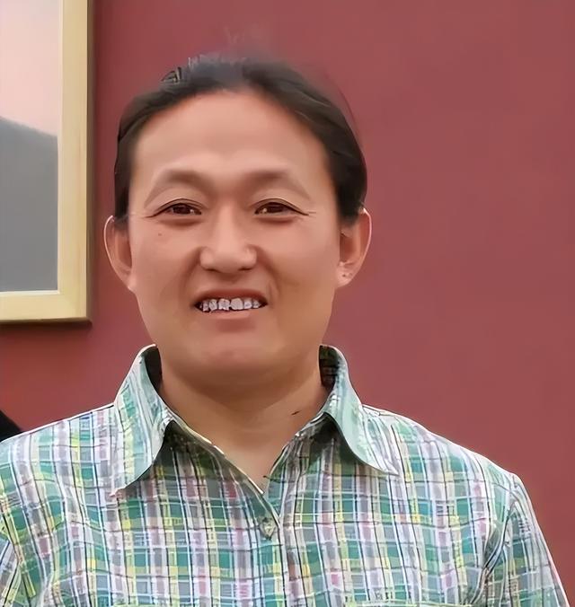 她是9枚金牌的冠军，被教练下药终身不育，退役后当搓澡工嫁和尚