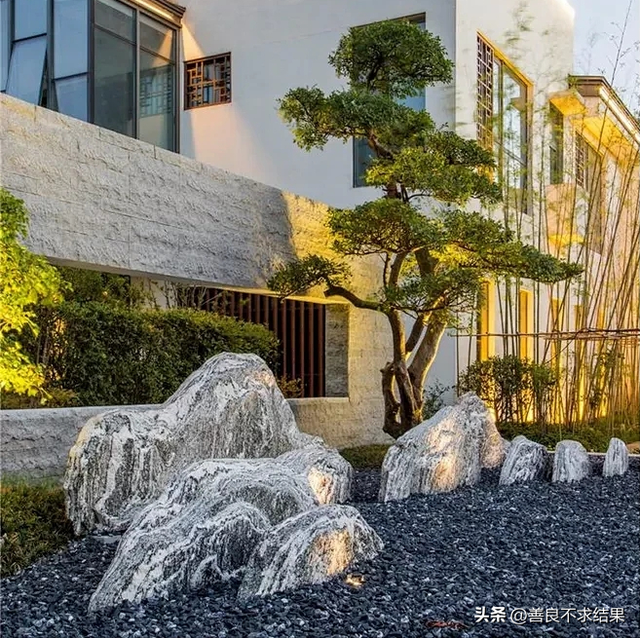 你家小院，如何用“半嵌入墙体”的石头，打造独一无二的景观？