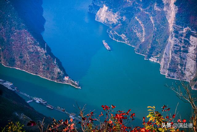 冬日巫山：红叶浸透风骨，江山如画