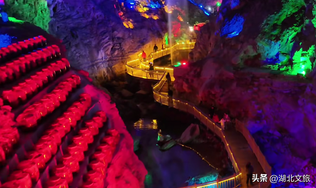 星光为幕，300余名海内外游客乘“长江记忆”号赴三峡之约