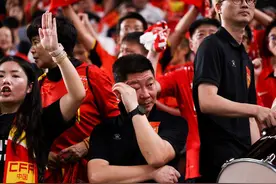 国足球员赛后羞愧无比，低头捂脸！球迷绝望落泪，愤然提前离场！图片