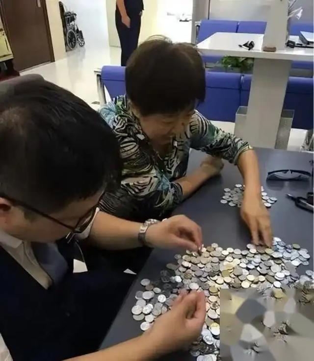 浙江女子家中现金成难题！重达四吨无处放，网友：能压塌房子