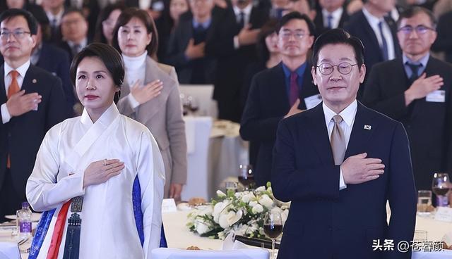 李在明落地北京	，没有先和中方官员会面，而是先去了一场座谈会