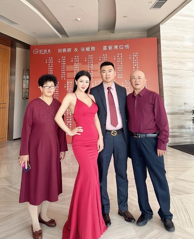 香港艳星官宣怀孕！43岁二婚嫁内地农村郎，打扮性感干农活
