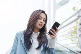 老公送我翡翠手镯，摸到里面刻的字后，我决定离婚图片