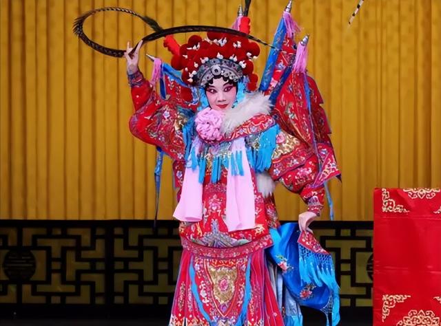 吃里扒外、永不回国？带30名演员留美不归，如今年过花甲归来