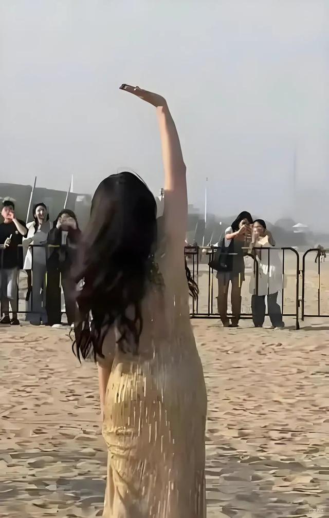 张柏芝现身河北无修图膀大腰圆，手背青筋暴露，果然路人手机真实