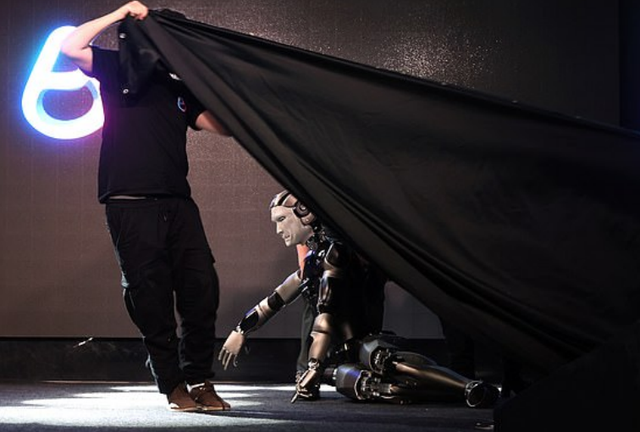 俄罗斯发布人形机器人，亮相后随即脸朝下摔倒，现场画面曝光