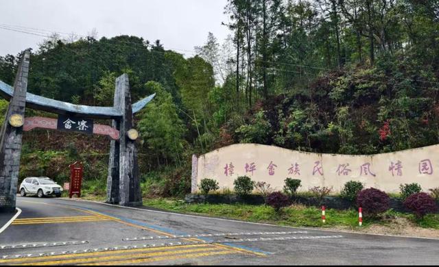 联动抖音官方ip“来江西晒个秋”带你玩转鹰潭，跟随旅游主播，打卡秋日同款场景！