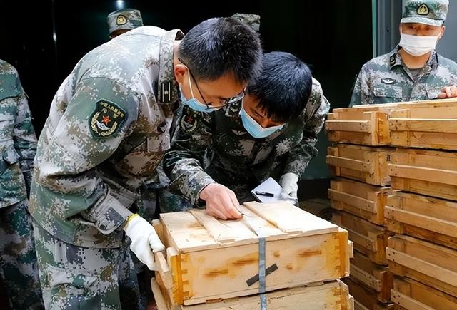 俄乌冲突提醒中国：我们应该在西部沙漠，屯够300万人的武器弹药