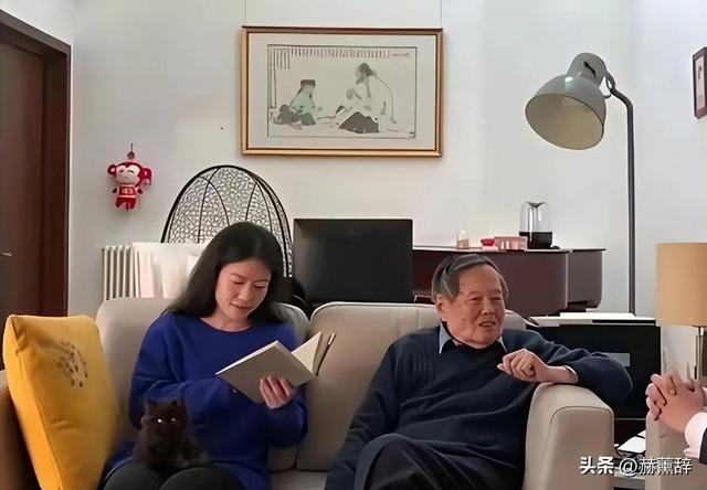 已证实杨振宁长子去世，看49岁翁帆现在做的事 才知道我们误会她了