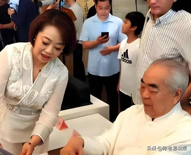 与女儿断绝关系不到3天，范曾担心的事发生了，小50岁娇妻受牵连