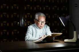 85岁山东老中医：行医60载，治病无数，村里还为他父亲立功德碑图片