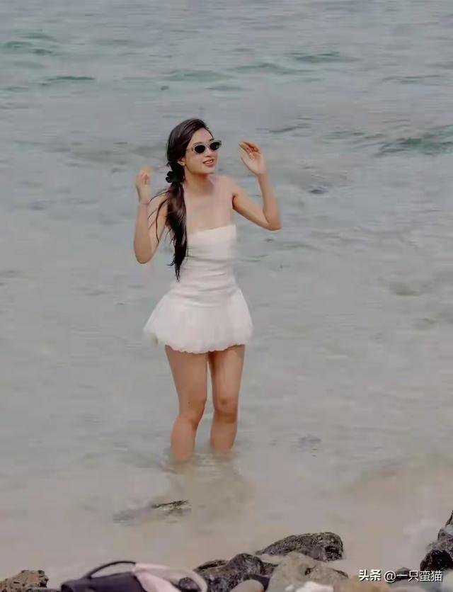 河北秦皇岛一校花太漂亮了	，五官精致， 鞋码37，美得让人移不开眼